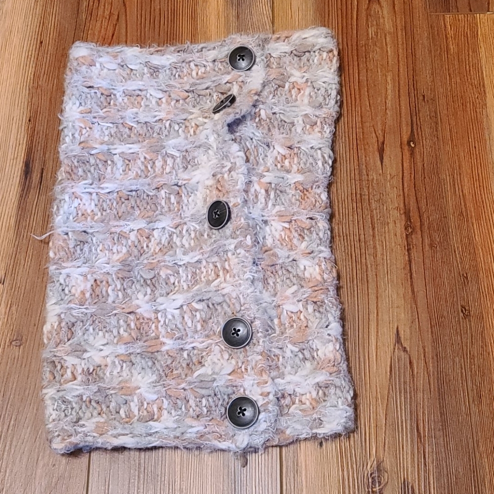 Soft scarf with buttons